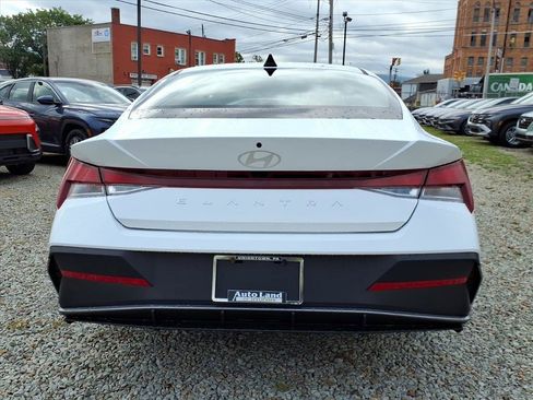 New 2025 Hyundai Elantra SE image 4