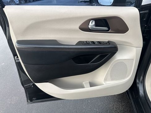 Used 2017 Chrysler Pacifica Touring image 11