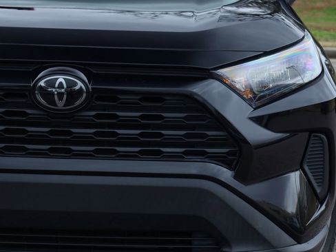 Used 2021 Toyota RAV4 LE image 17