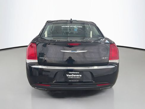 Used 2018 Chrysler 300 Limited AWD/4WD image 8
