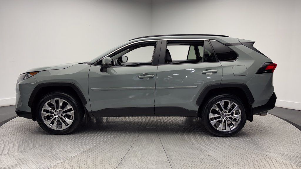 Used 2021 Toyota RAV4 XLE Premium AWD/4WD image 4