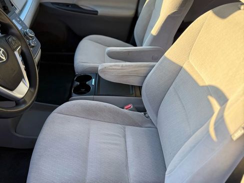 Used 2015 Toyota Sienna LE image 18
