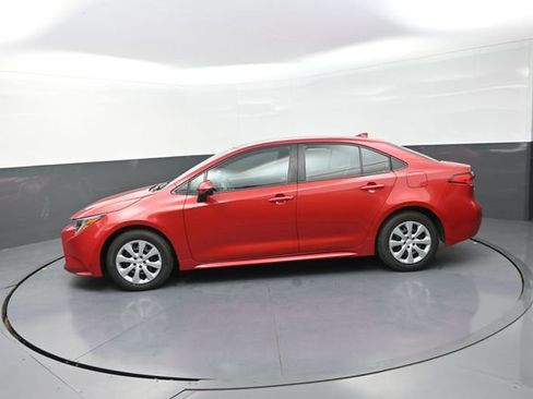 Used 2021 Toyota Corolla LE FWD image 33