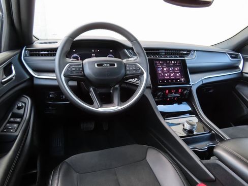 Certified 2024 Jeep Grand Cherokee Altitude image 4