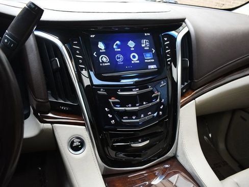 Used 2017 Cadillac Escalade ESV Luxury image 32