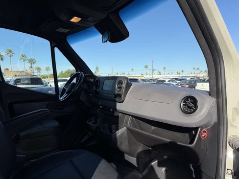 Used 2021 Mercedes-Benz Sprinter 2500 w/ Premium Package image 21
