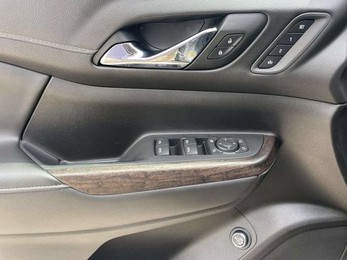Used 2023 GMC Acadia Denali w/ Denali Ultimate Package FWD image 17