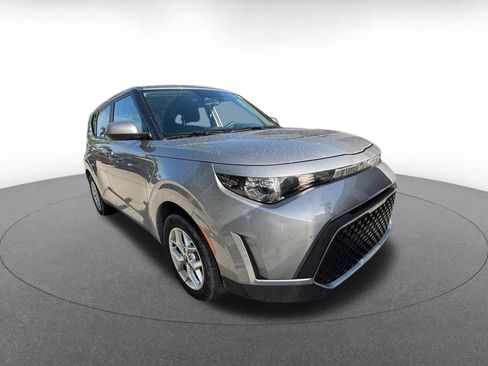 Used 2025 Kia Soul LX w/ LX Technology Package FWD image 2