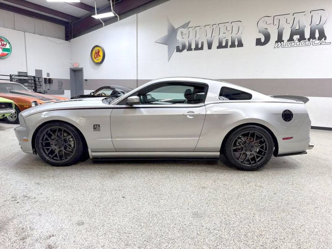 Used 2013 Ford Mustang GT Premium RWD image 3