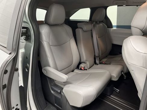 Used 2025 Toyota Sienna XLE image 32