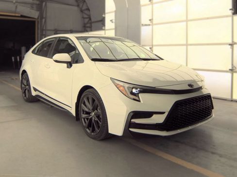 Used 2023 Toyota Corolla SE FWD image 2