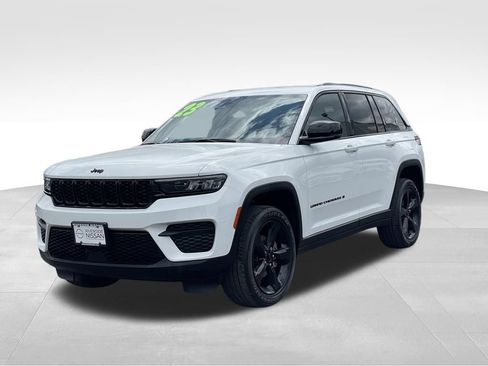 Used 2023 Jeep Grand Cherokee Altitude AWD/4WD image 2