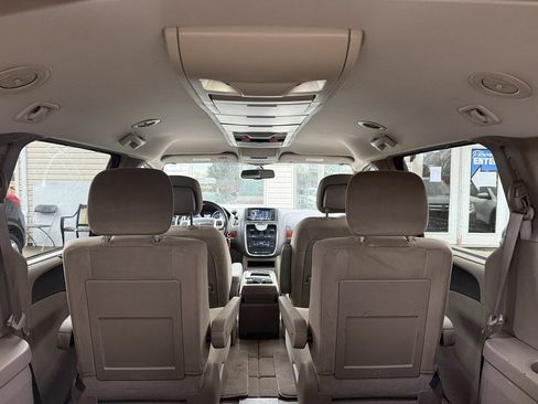 Used 2015 Chrysler Town & Country Touring image 17