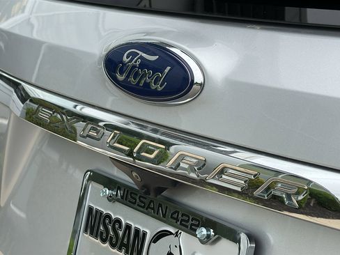 Used 2018 Ford Explorer XLT AWD/4WD image 10