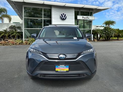 Used 2021 Toyota Venza LE image 2