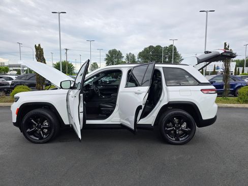 Used 2023 Jeep Grand Cherokee Altitude AWD/4WD image 11
