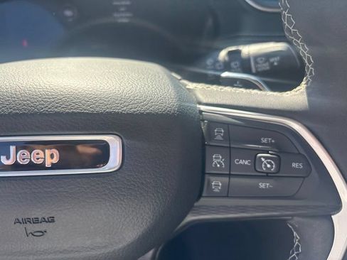 Used 2023 Jeep Grand Cherokee Laredo AWD/4WD image 31