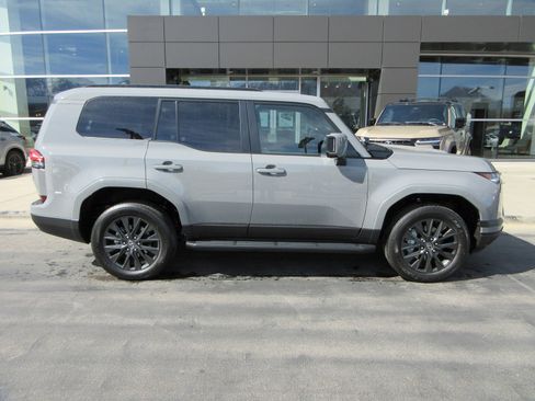 Used 2026 Lexus GX 550 w/ Cold Area Package image 11