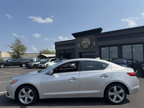 Used 2014 Acura ILX w/ Technology Package FWD image 2