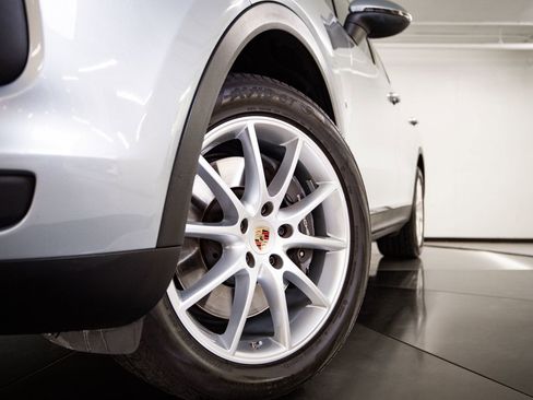 Certified 2023 Porsche Cayenne AWD/4WD image 12
