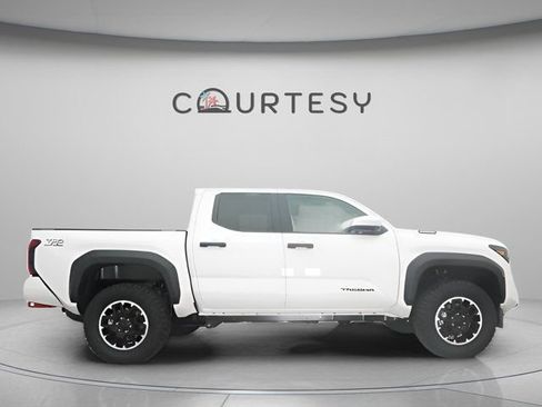 Certified 2025 Toyota Tacoma TRD Off-Road AWD/4WD image 30