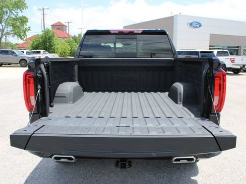 Used 2025 GMC Sierra 1500 AT4 w/ AT4 Premium Package AWD/4WD image 7