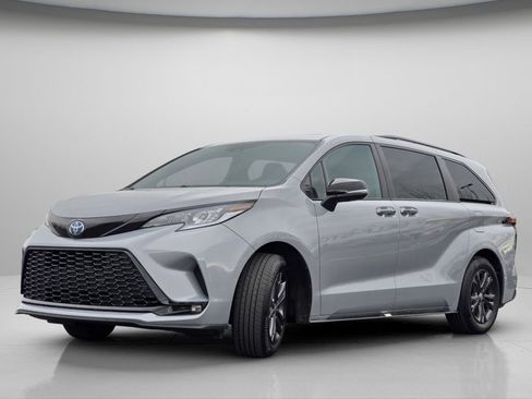 Used 2025 Toyota Sienna XSE w/ XSE Premium Package image 18