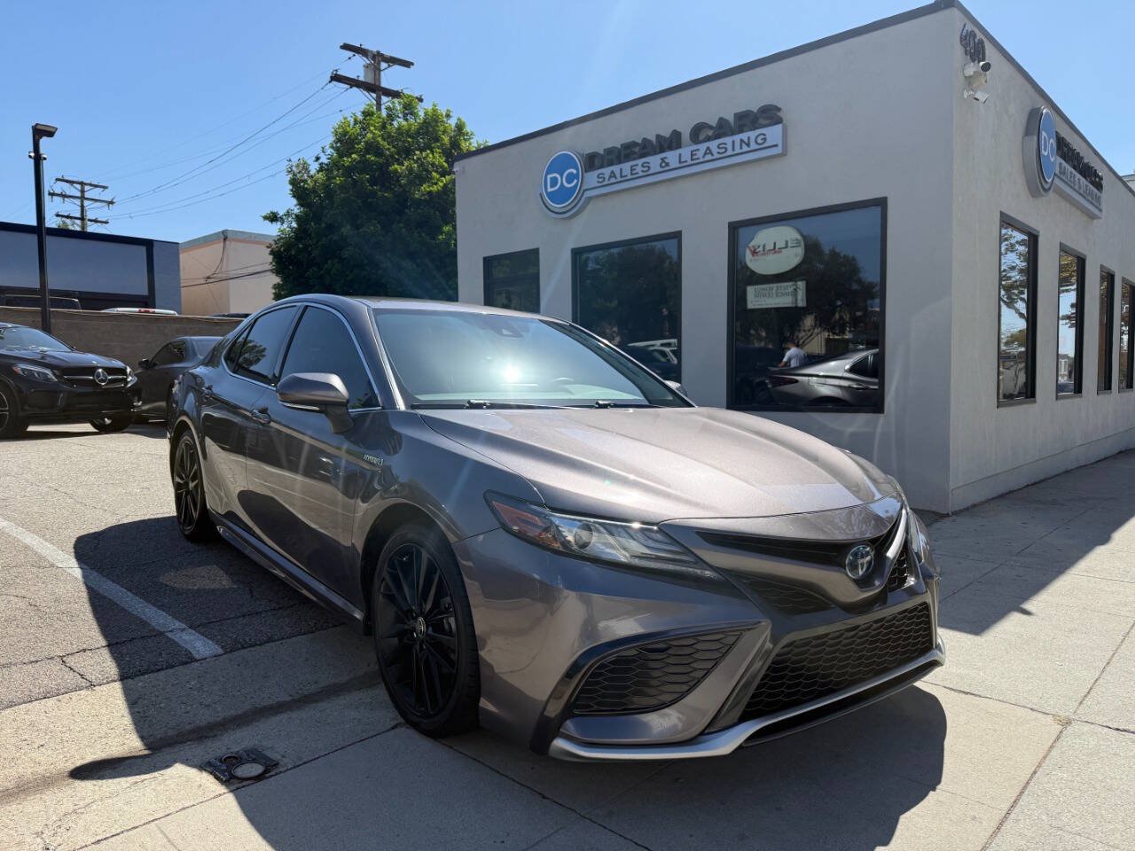 Used 2021 Toyota Camry XSE FWD image 3