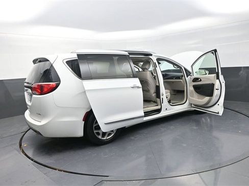 Used 2020 Chrysler Pacifica Limited image 31