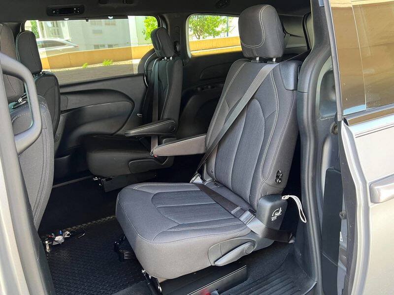 Used 2018 Chrysler Pacifica Touring Plus w/ S Appearance Package FWD image 33