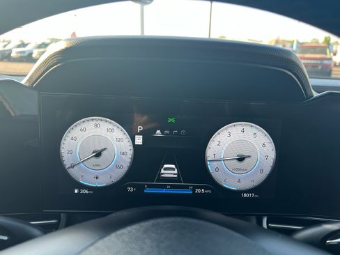 Used 2025 Hyundai Elantra Limited image 24