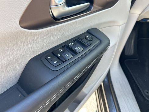 Used 2023 Chrysler Voyager LX image 10