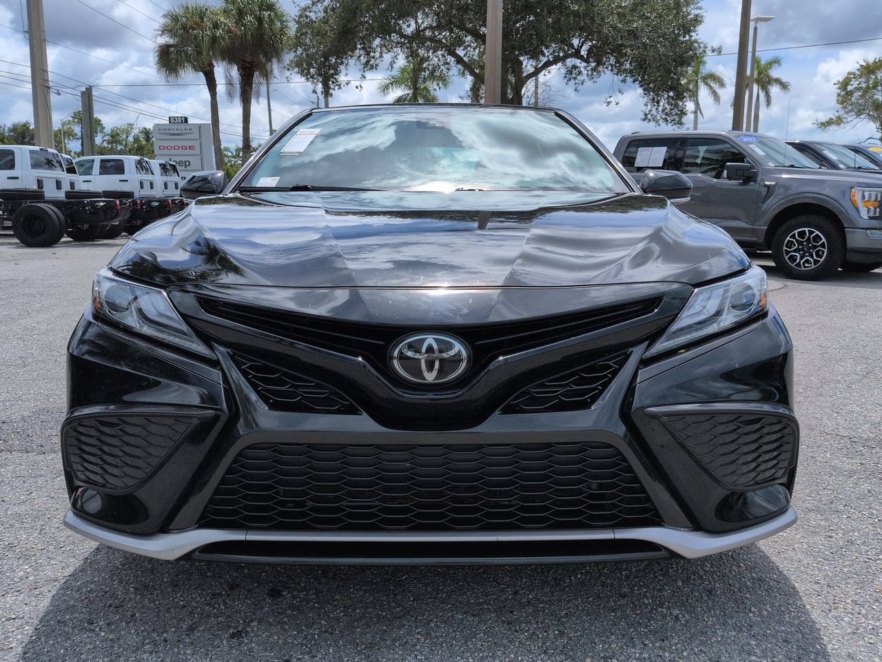 Used 2022 Toyota Camry XSE FWD image 3