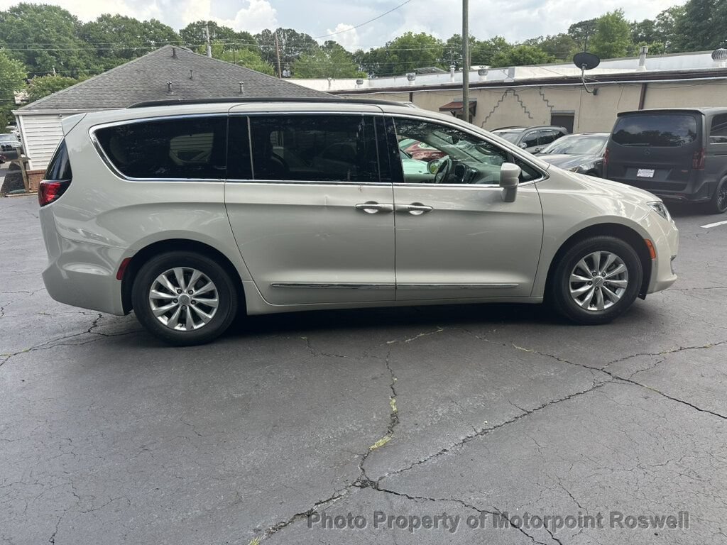 Used 2017 Chrysler Pacifica Touring-L FWD image 23