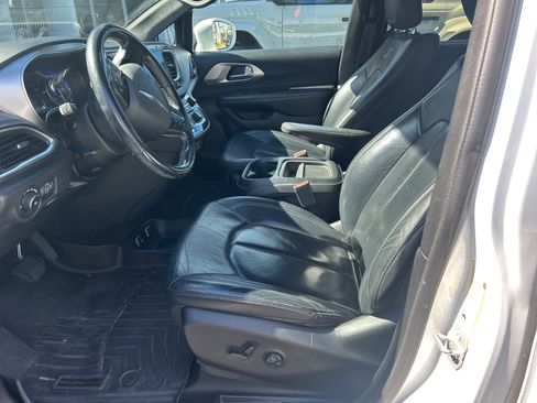 Used 2018 Chrysler Pacifica Touring-L w/ Premium Audio Group image 9