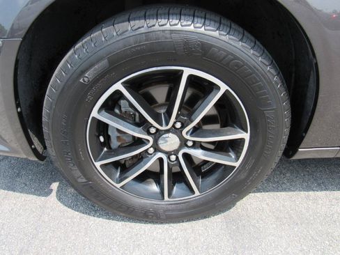 Used 2015 Dodge Grand Caravan SXT FWD image 10