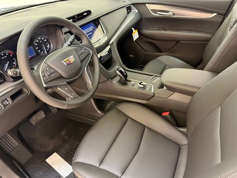 New 2026 Cadillac XT5 Luxury image 4