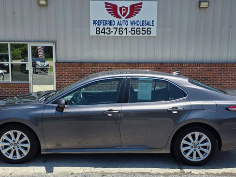 Used 2020 Toyota Camry LE image 3