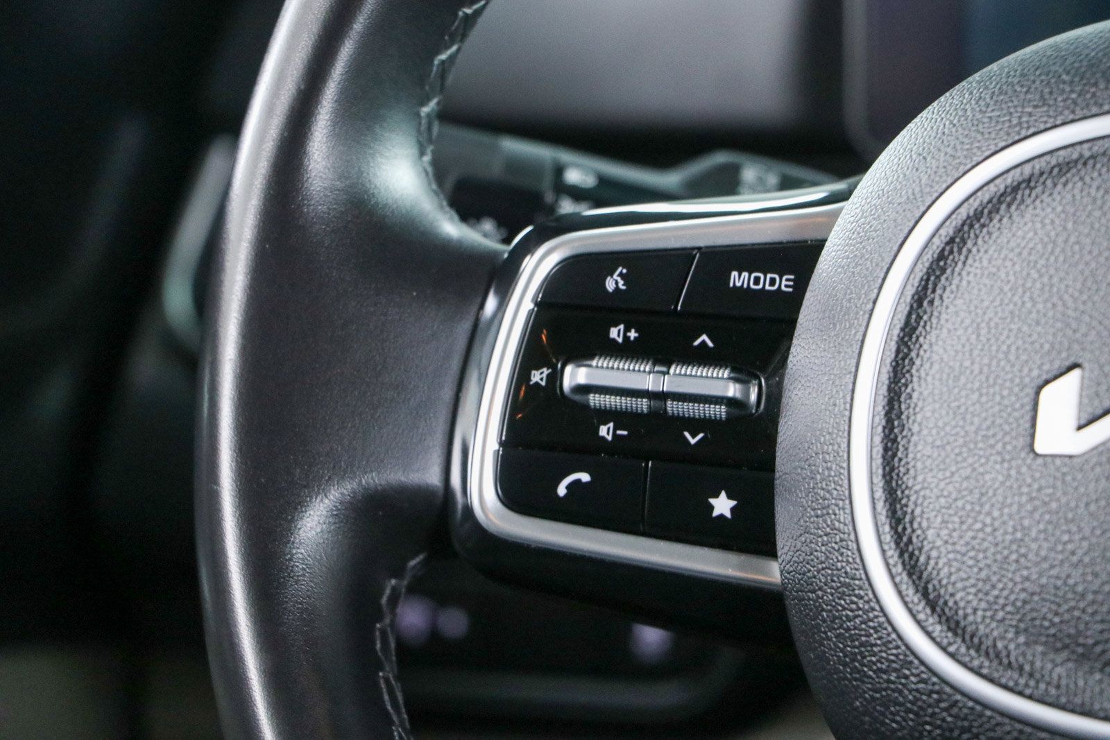 Used 2025 Kia Carnival FWD image 13