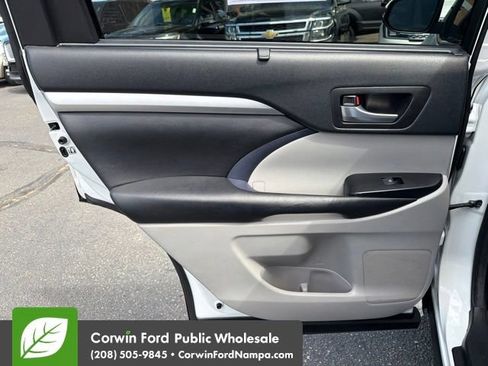 Used 2018 Toyota Highlander XLE AWD/4WD image 29