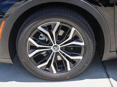 Certified 2025 Toyota Crown AWD/4WD image 10