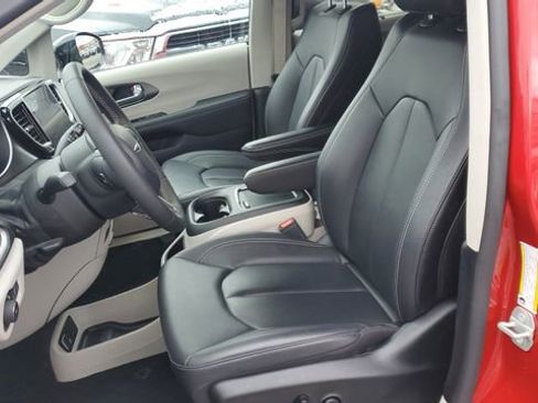 Certified 2024 Chrysler Pacifica Touring-L image 20