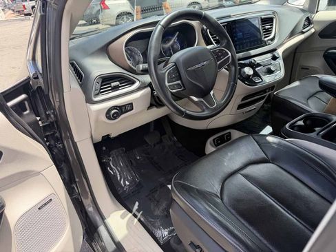 Used 2017 Chrysler Pacifica Touring-L w/ Tire & Wheel Group FWD image 11