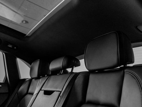 Certified 2025 Porsche Macan image 18