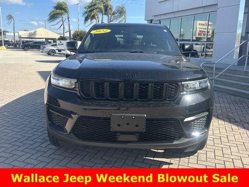 Used 2024 Jeep Grand Cherokee Altitude AWD/4WD image 3