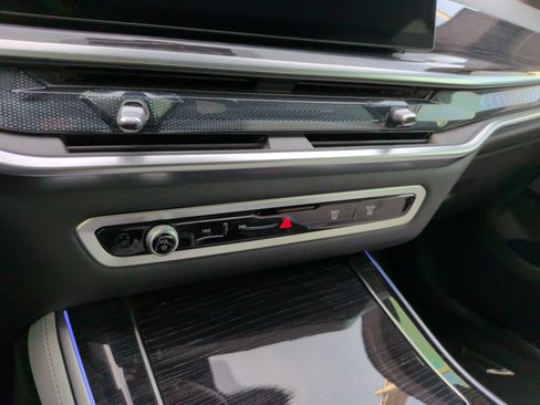 Used 2026 BMW X5 xDrive40i w/ M Sport Package AWD/4WD image 19