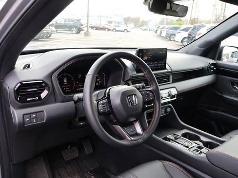 Certified 2025 Honda Pilot TrailSport image 18