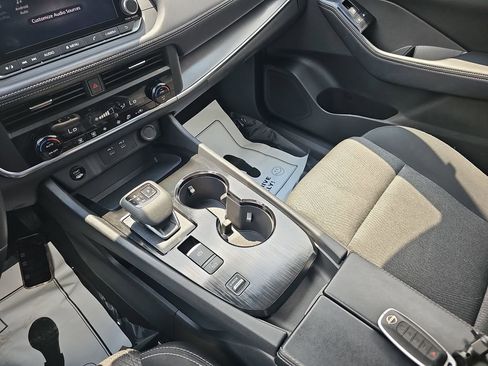 Used 2025 Nissan Rogue SV FWD image 24