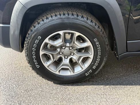Used 2021 Jeep Cherokee Trailhawk AWD/4WD image 10