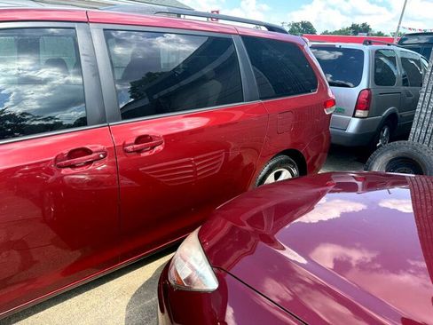 Used 2012 Toyota Sienna LE image 15